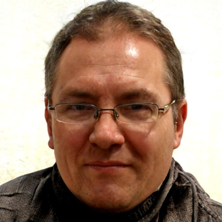 Retrato profesional de Ramón Serrano