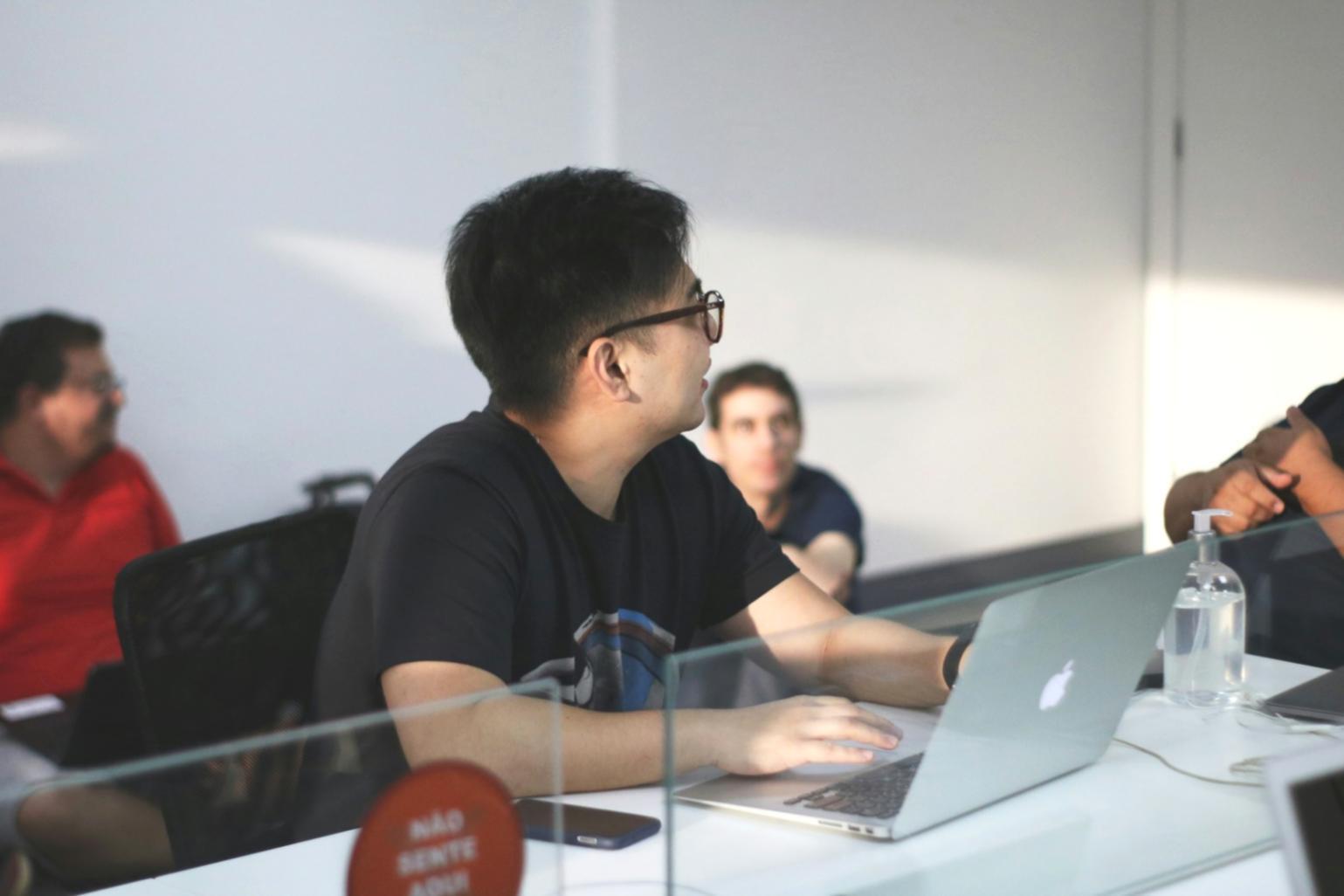 Estudiantes trabajando con informes financieros de empresas españolas