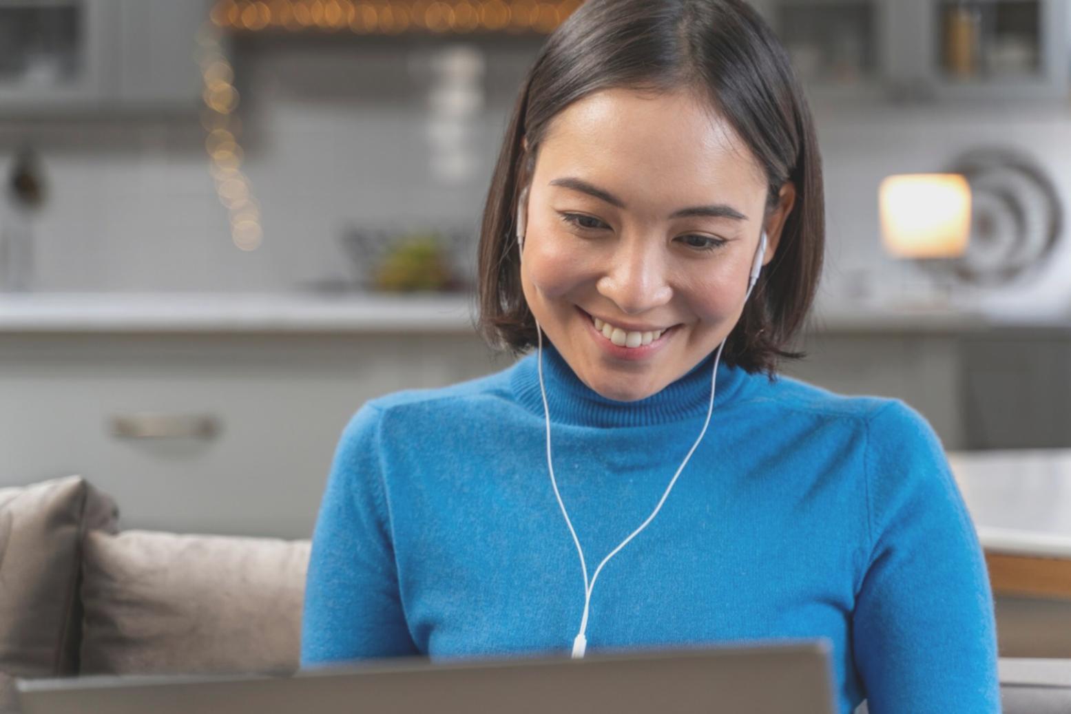 Equipo de mavexonira analizando datos financieros en oficina de Valencia